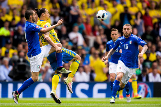 Italiens Leonardo Bonucci och Daniele De Rossi utmanas av