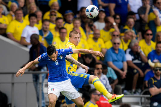 Italiens Alessandro Florenzi och Sveriges Victor Nilsson