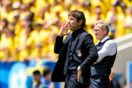 Italiens förbundskapten Antonio Conte i förgrunden och