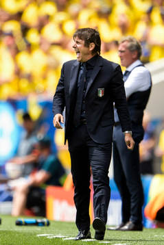 Italiens förbundskapten Antonio Conte och i bakgrunden