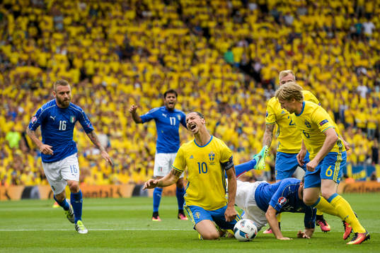 Sveriges Zlatan Ibrahimovic blir nerdragen av Italiens