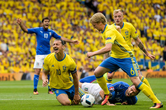 Sveriges Zlatan Ibrahimovic blir nerdragen av Italiens