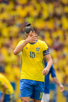 Sveriges Zlatan Ibrahimovic deppar i fotbollsmatchen mellan