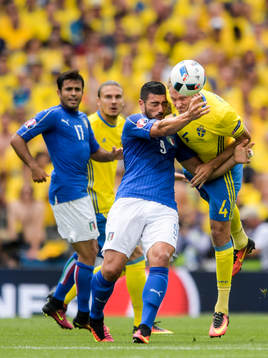 Italiens Graziano Pelle och Sveriges Andreas Granqvist i
