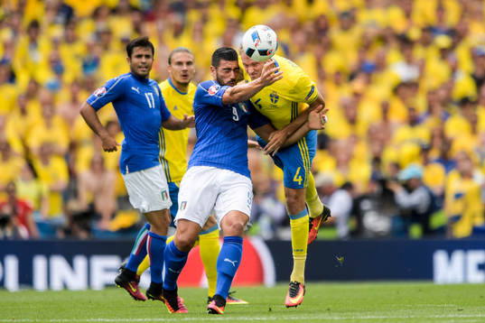 Italiens Graziano Pelle och Sveriges Andreas Granqvist i