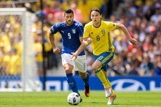 Sveriges Albin Ekdal jagas av Italiens Graziano Pelle  i