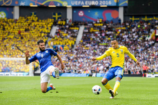 Italiens Antonio Candreva och Sveriges Martin Olsson i