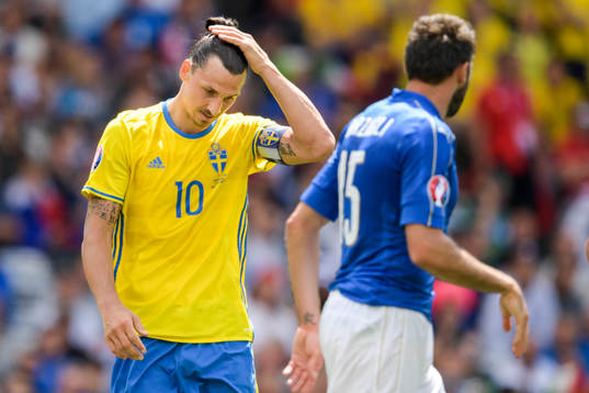 Sveriges Zlatan Ibrahimovic deppar i fotbollsmatchen mellan