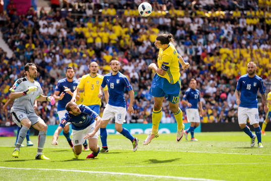 Sveriges Zlatan Ibrahimovic med målchans mot Italiens
