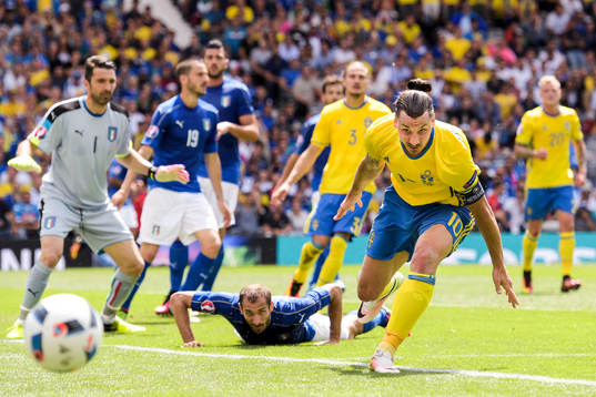 Sveriges Zlatan Ibrahimovic tittar