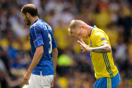Italiens Giorgio Chiellini och Sveriges John Guidetti i