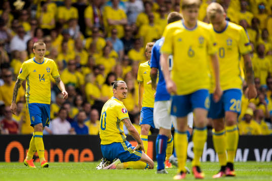 Sveriges Zlatan Ibrahimovic deppar i fotbollsmatchen mellan