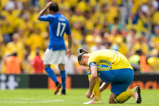 Sveriges Zlatan Ibrahimovic knyter sin skor av märket Nike