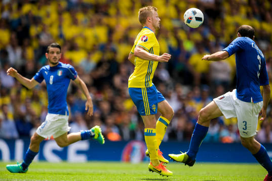 Sveriges Sebastian Larsson tar ner bollen i fotbollsmatchen