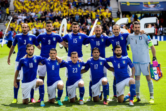 Italiens startelva ställer upp för en startelvabild.