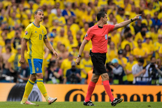 Sveriges Zlatan Ibrahimovic pratar med domare Viktor Kassai