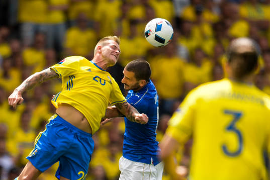 Sveriges John Guidetti och Italiens Giorgio Chiellini i