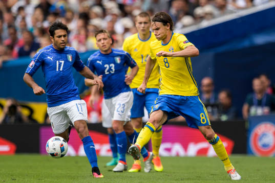 Sveriges Albin Ekdal och Italiens Eder i fotbollsmatchen