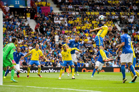 Sveriges Andreas Granqvist nickar undan bollen i