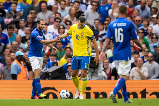 Italiens Giorgio Chiellini och Sveriges Zlatan Ibrahimovic