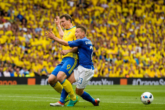 Sveriges Kim Källström och Italiens Emanuele Giaccherini