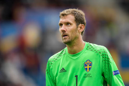Sveriges målvakt Andreas Isaksson i fotbollsmatchen mellan