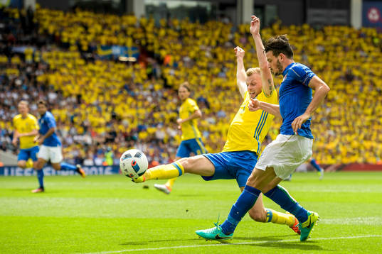 Sveriges Sebastian Larsson och Italiens Alessandro Florenzi