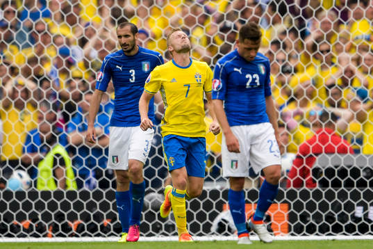 Sveriges Sebastian Larsson deppar