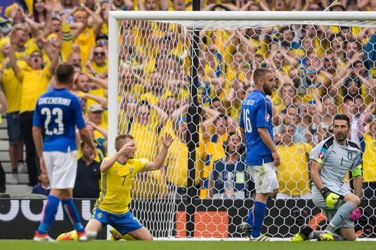 Sveriges Sebastian Larsson deppar