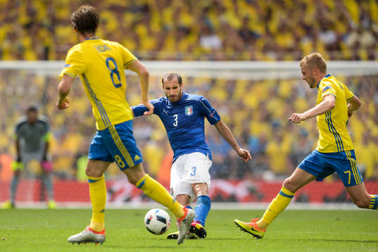Italiens Giorgio Chiellini och Sveriges Sebastian Larsson i