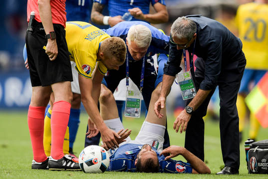 Italiens Giorgio Chiellini ligger ner skadad i