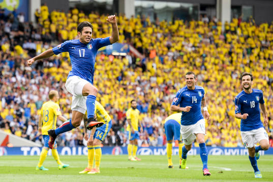Italiens Eder, Stefano Sturaro och Marco Parolo jublar