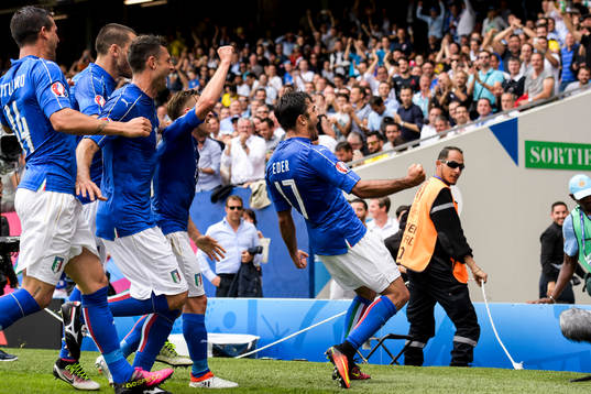 Italiens Eder (th) jublar