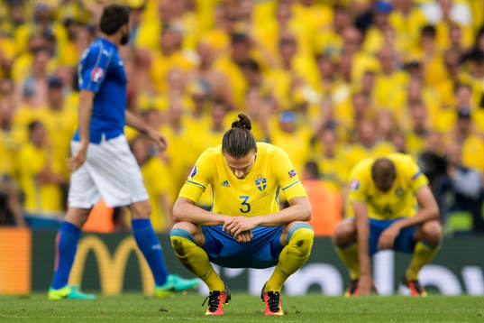 Sveriges Erik Johansson deppar i fotbollsmatchen mellan