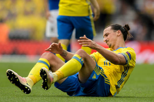 Sveriges Zlatan Ibrahimovic deppar i fotbollsmatchen mellan