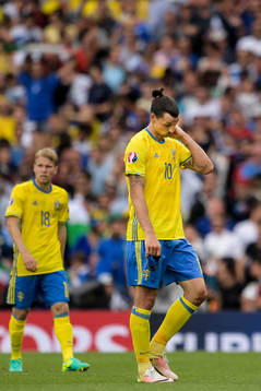 Sveriges Zlatan Ibrahimovic och Oscar Lewicki deppar