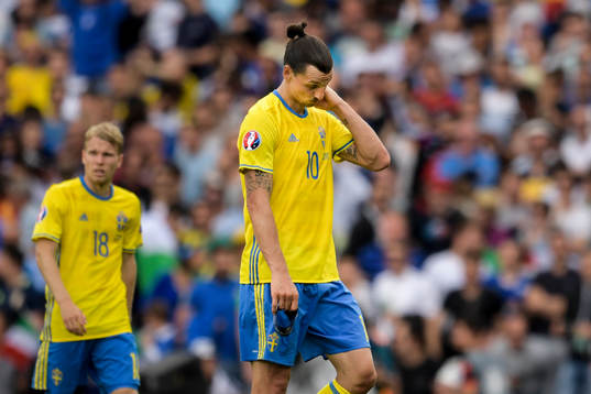 Sveriges Zlatan Ibrahimovic och Oscar Lewicki deppar