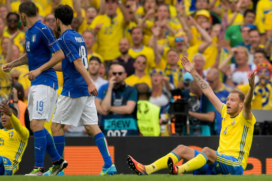 Sveriges Andreas Granqvist vill ha straff i fotbollsmatchen