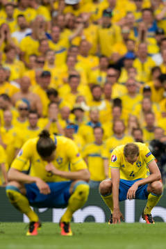 Sveriges Andreas Granqvist och Erik Johansson deppar