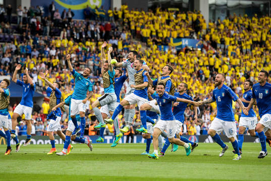 Italiens spelare jublar