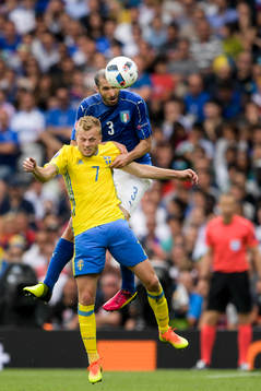 Sveriges Sebastian Larsson och Italiens Giorgio Chiellini i