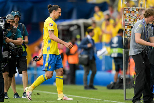 Sveriges Zlatan Ibrahimovic deppar och lämnar planen