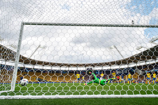 Italiens Eder skjuter in 1-0 bakom Sveriges målvakt