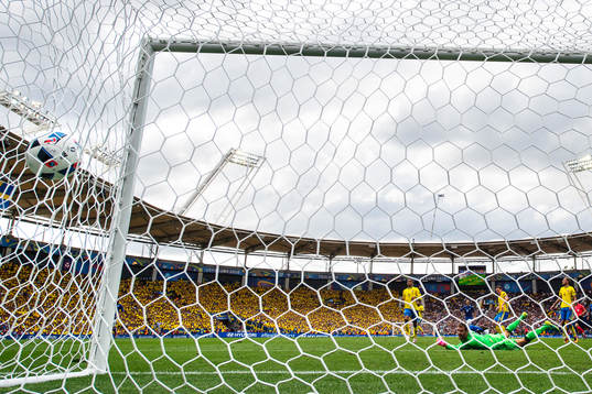 Italiens Eder skjuter in 1-0 bakom Sveriges målvakt