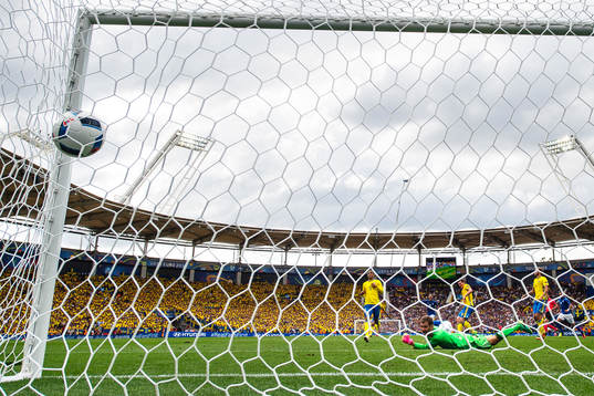 1-0-bollen från Italiens Eder (ej i bild) går in bakom