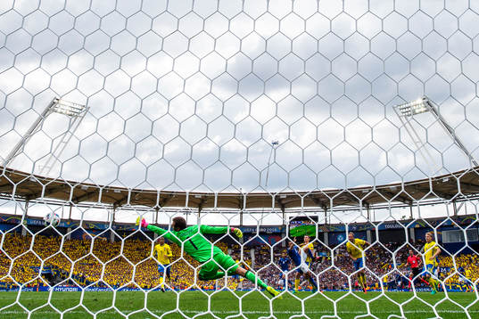 Italiens Eder skjuter in 1-0 bakom Sveriges målvakt