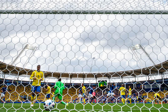 Italiens Eder jublar samtidigt som Sveriges spelare med