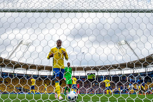 Sveriges Martin Olsson och målvakt Andreas Isaksson deppar