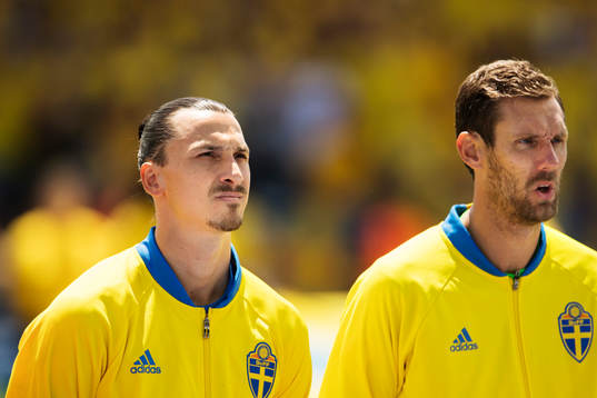Sveriges Zlatan Ibrahimovic och målvakt Andreas Isaksson