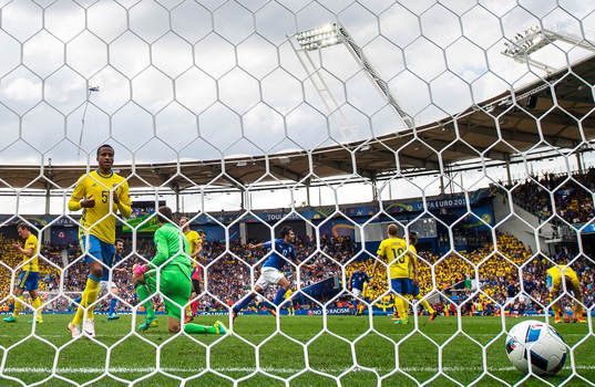 Italiens Eder jublar samtidigt som Sveriges spelare med Kim